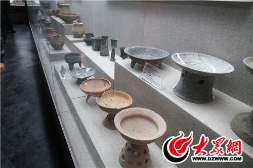 東夷文化博物館館內(nèi)現(xiàn)有藏品850余件，品類豐富，特色突出