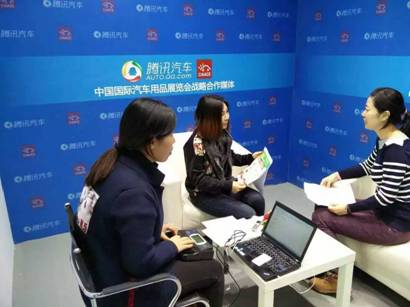雅森展會(huì)落下帷幕 貝適寶收獲頗豐(圖2) 展會(huì)進(jìn)行當(dāng)中,貝適寶創(chuàng)始人之一的張冉冉女士在百忙之中也接受了騰訊汽車記者的專訪,暢談未來(lái)兒童安全座椅行業(yè)的發(fā)展趨勢(shì),兒童安全座椅產(chǎn)品的功能期望以及自家智能座椅產(chǎn)品的一些細(xì)節(jié)。同時(shí)以一個(gè)孩子母親的角度也呼吁國(guó)內(nèi)兒童出行安全體系能夠盡快得以完善,為寶寶的出行安全營(yíng)造一個(gè)良好社會(huì)氛圍,她表示,隨著國(guó)內(nèi)家庭汽車保有量的逐年增長(zhǎng),提升國(guó)內(nèi)父母的兒童出行安全意識(shí)現(xiàn)如今已經(jīng)迫在眉睫。